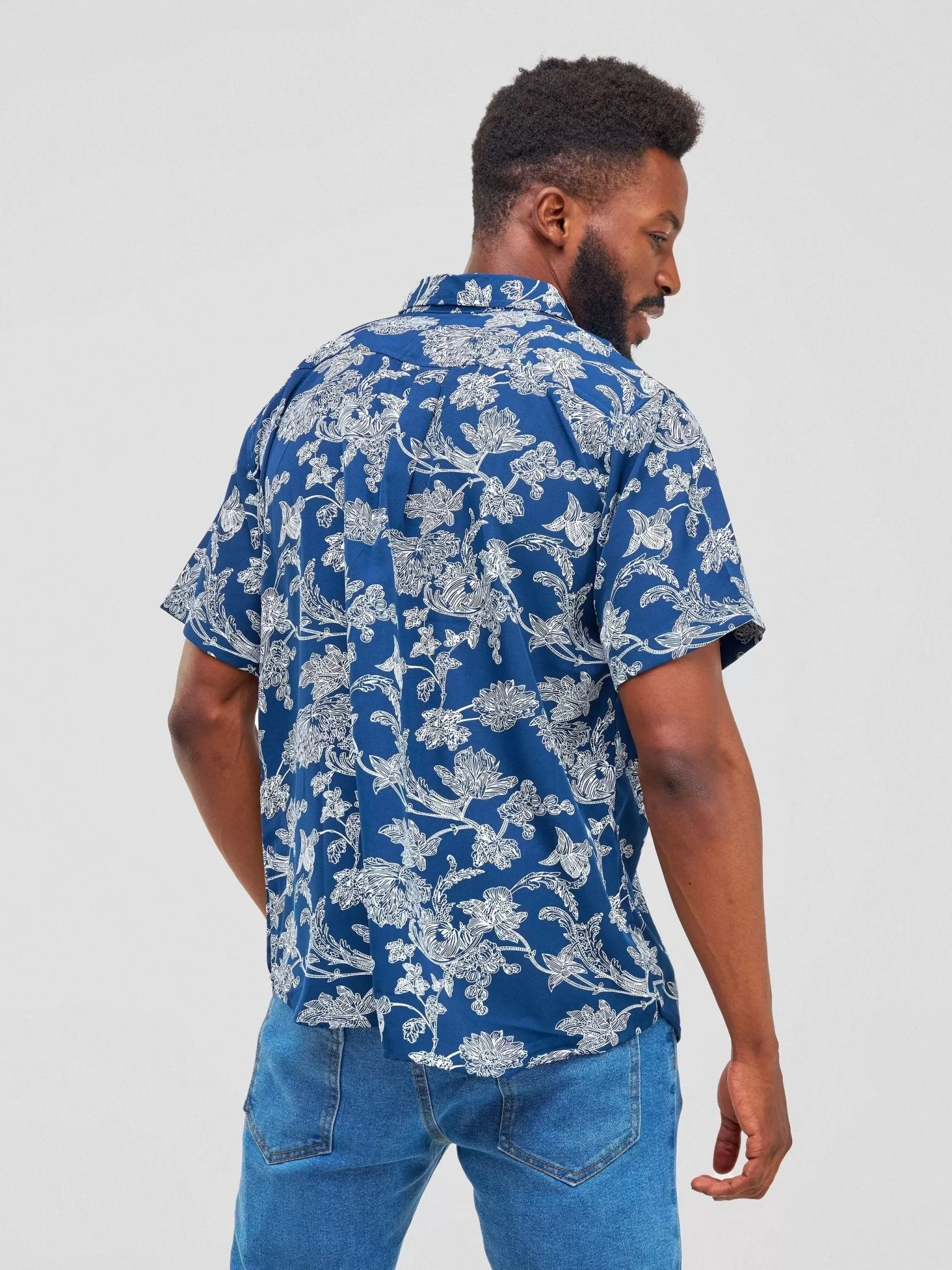 Zetu Men's Makena Flower Print Button Down Short Sleeved Shirt - Blue